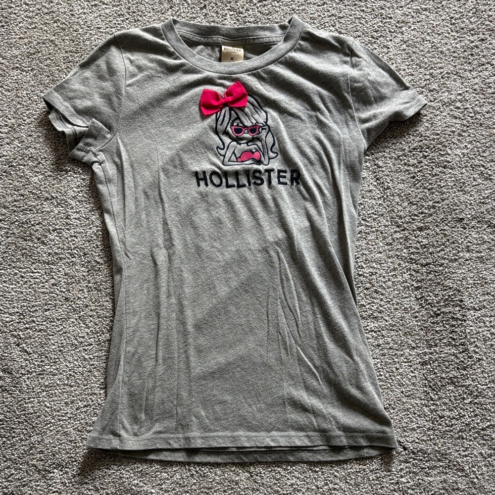 2000s Hollister Heather Gray Tee with Pink Bow Graphic